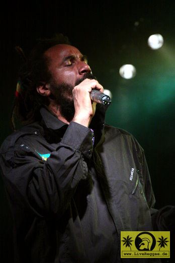 Prezident Brown (Jam) with The House Of Riddim Band 17. Reggae Jam Festival - Bersenbrueck 05. August 2011 (5).JPG